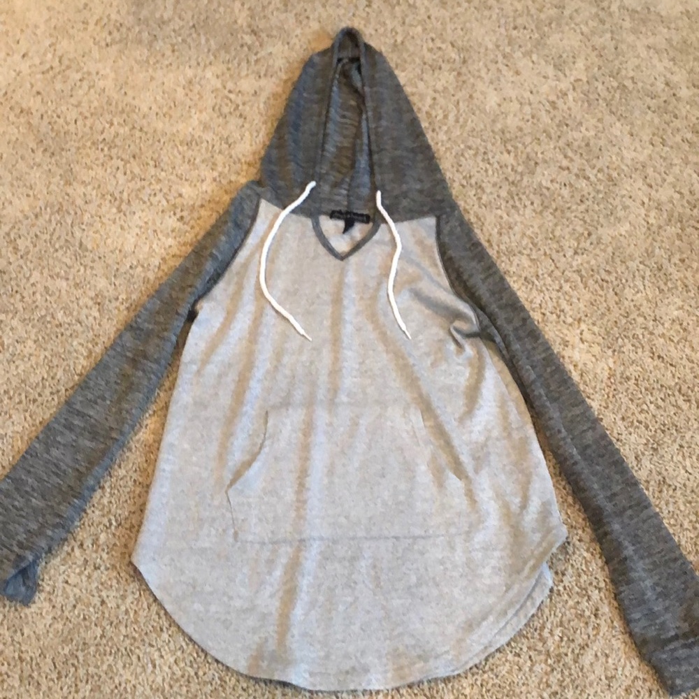 grey hooded shirt